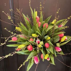 Boeket gemengde tulpen met bloesem takken